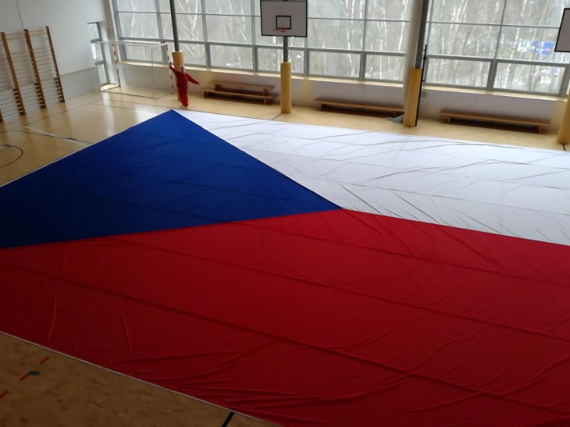 Česká vlajka v tělocvičně